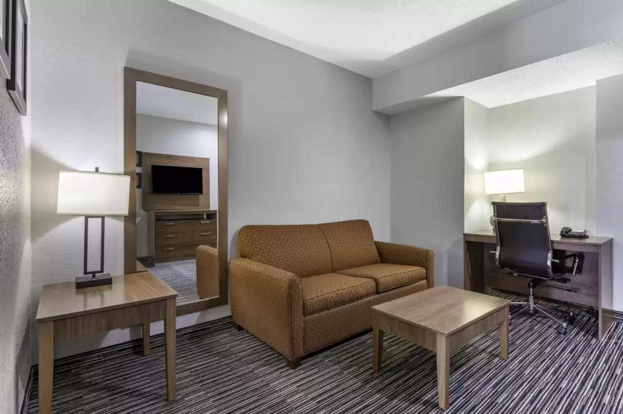 Quality Inn & Suites I-35 E-Walnut Hill Dallas Esterno foto