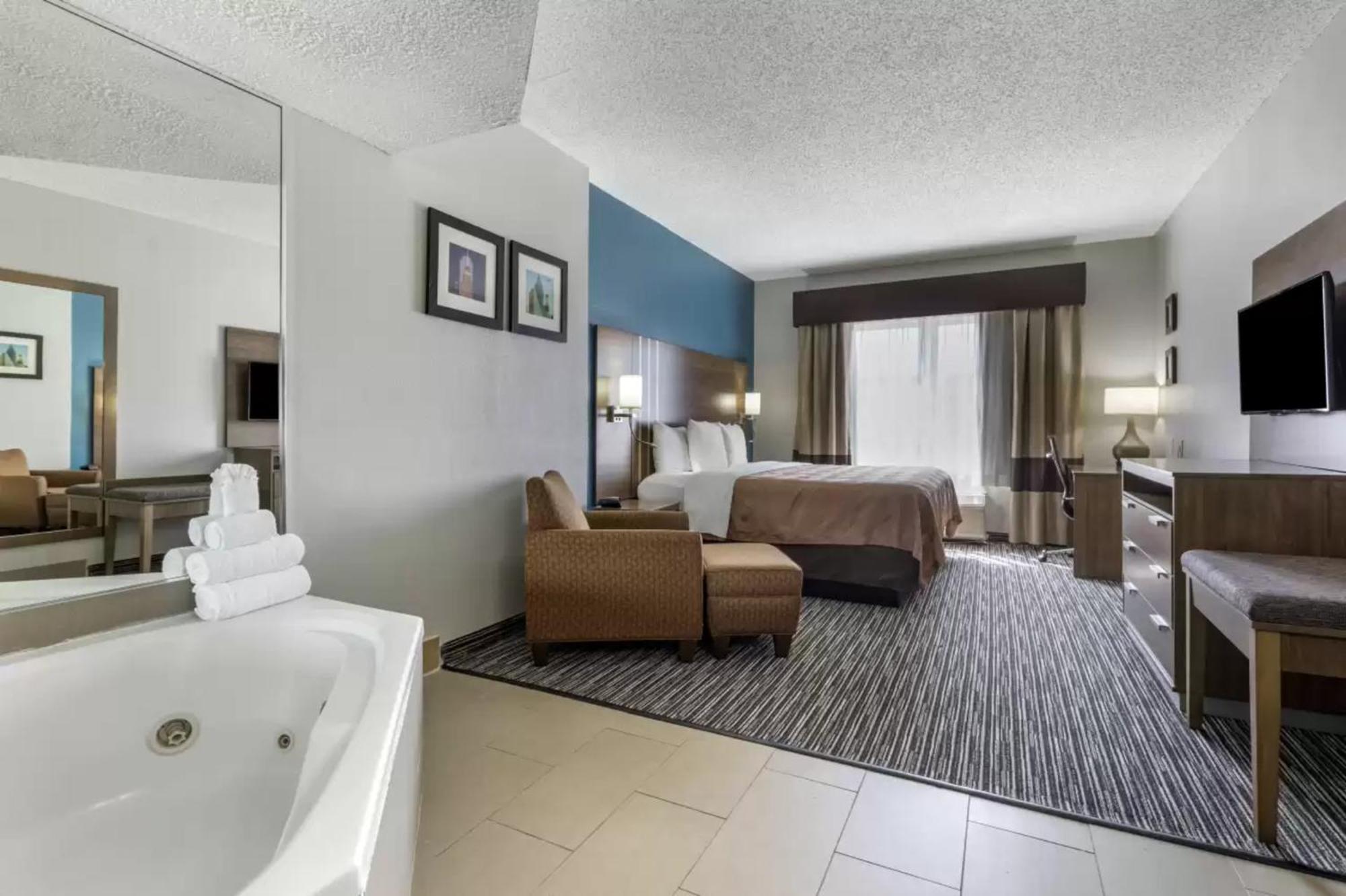 Quality Inn & Suites I-35 E-Walnut Hill Dallas Esterno foto