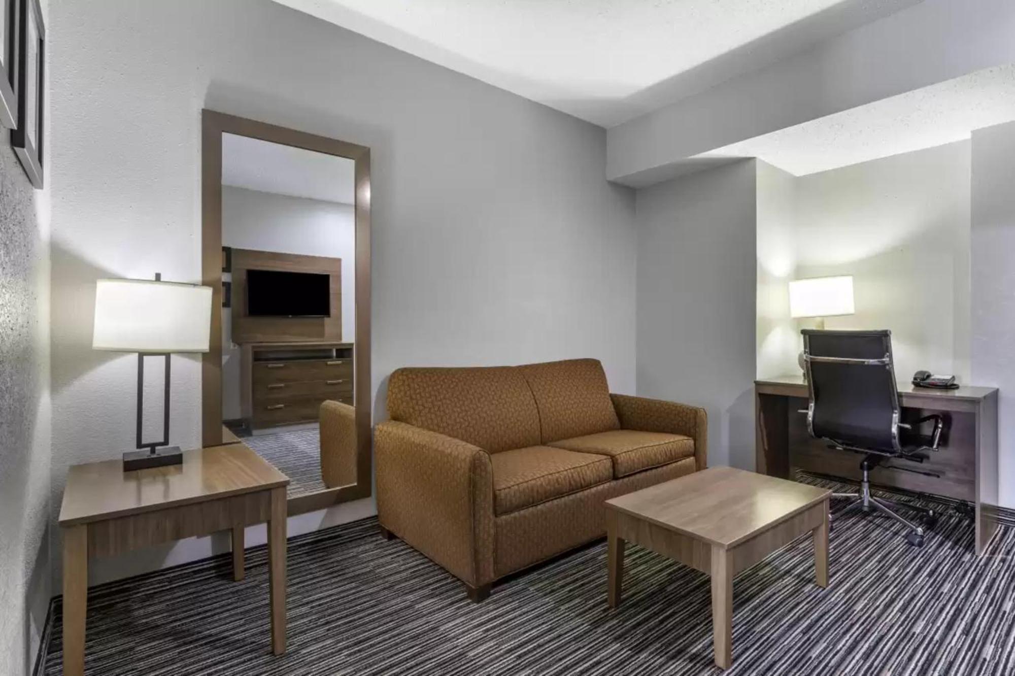 Quality Inn & Suites I-35 E-Walnut Hill Dallas Esterno foto