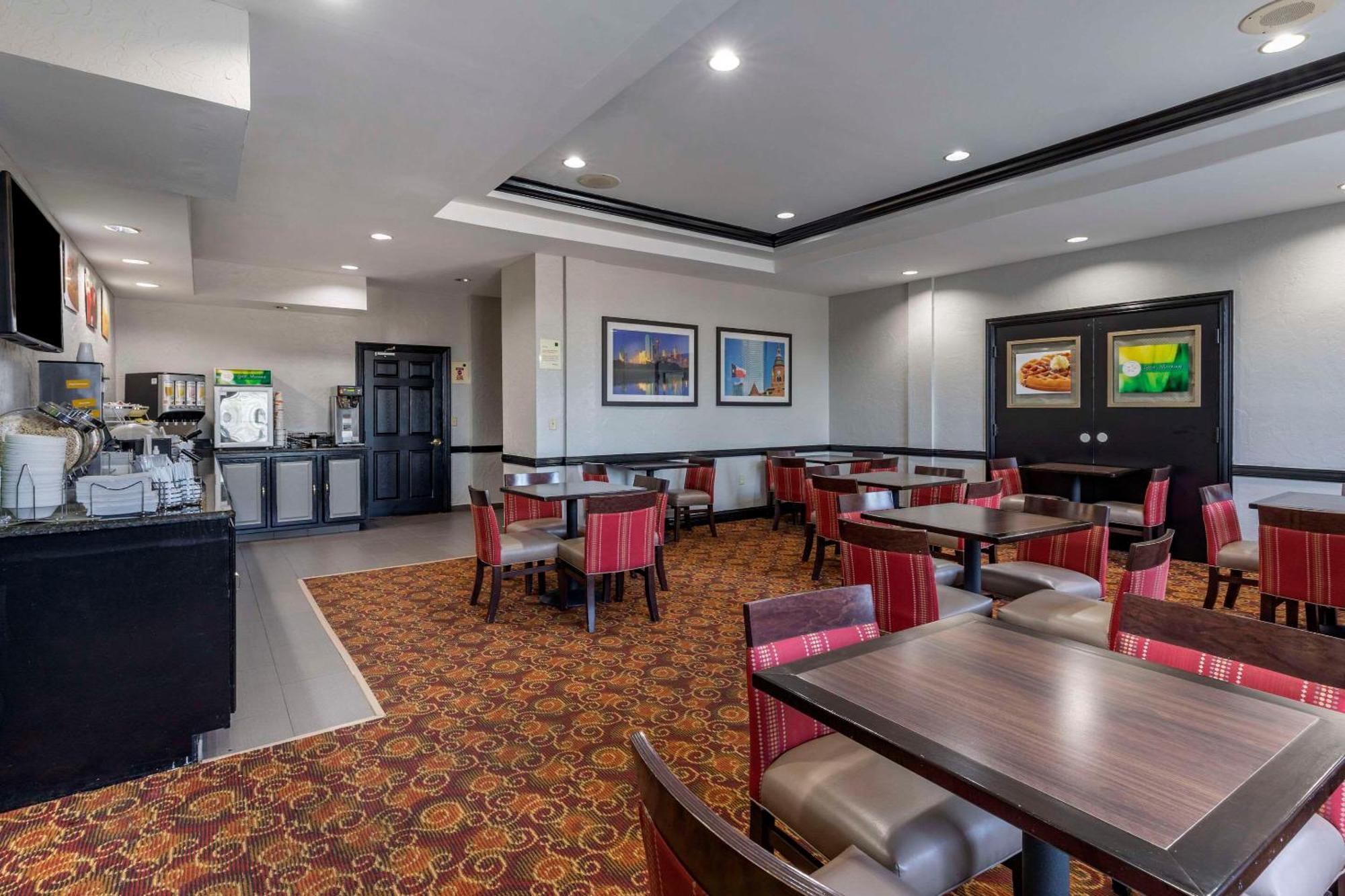 Quality Inn & Suites I-35 E-Walnut Hill Dallas Esterno foto