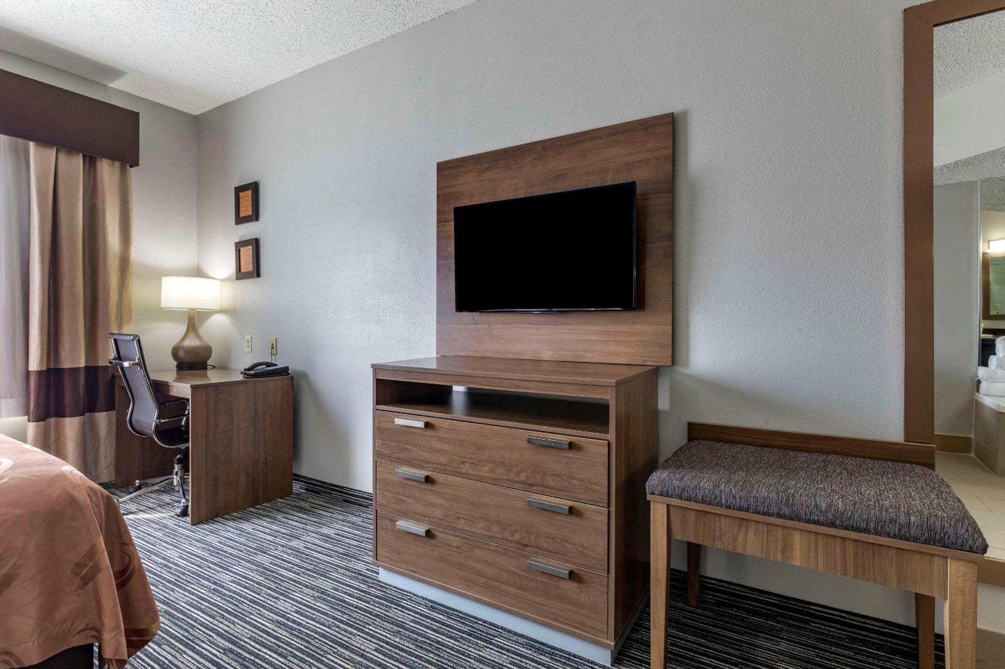Quality Inn & Suites I-35 E-Walnut Hill Dallas Esterno foto