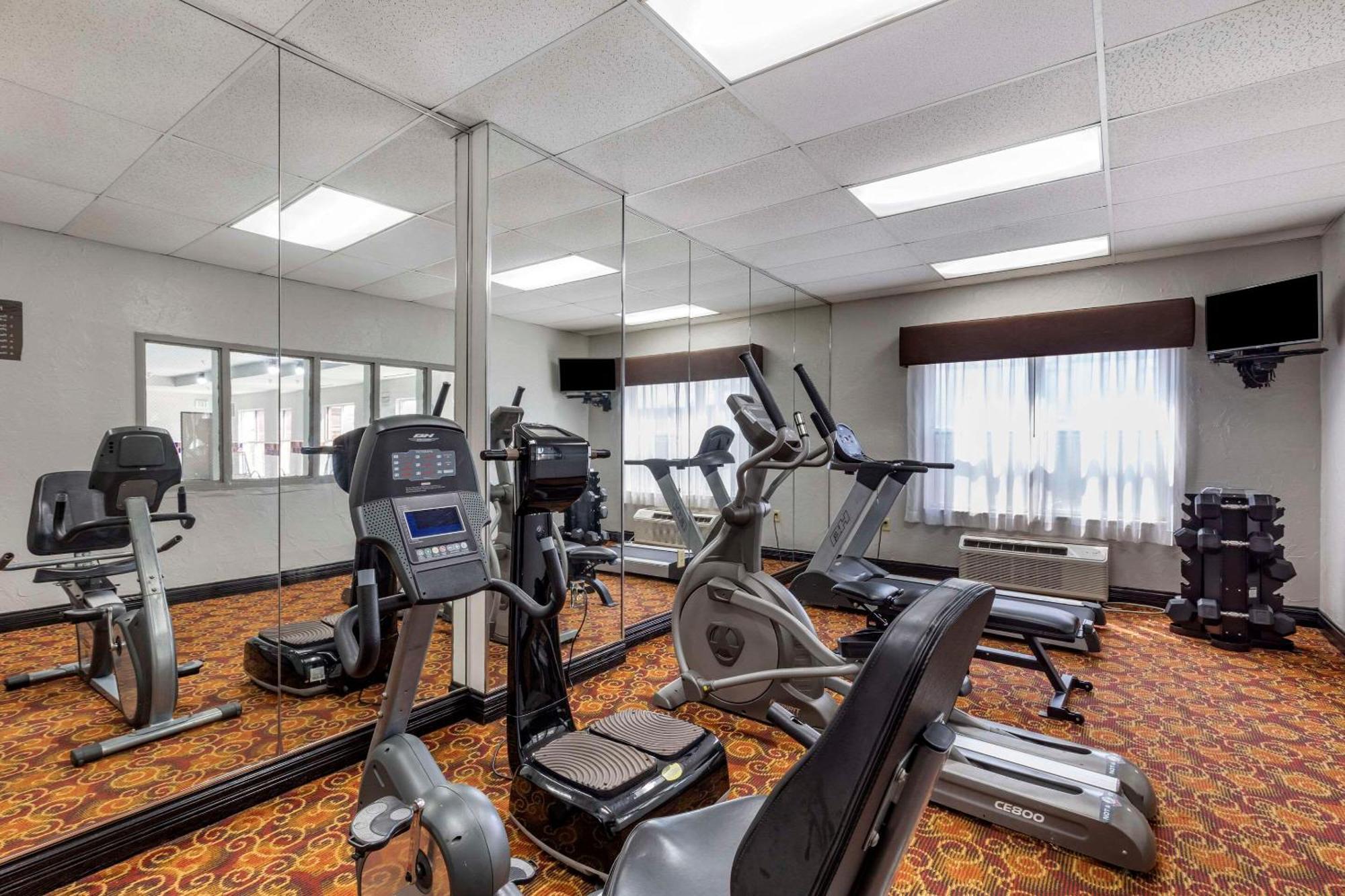 Quality Inn & Suites I-35 E-Walnut Hill Dallas Esterno foto