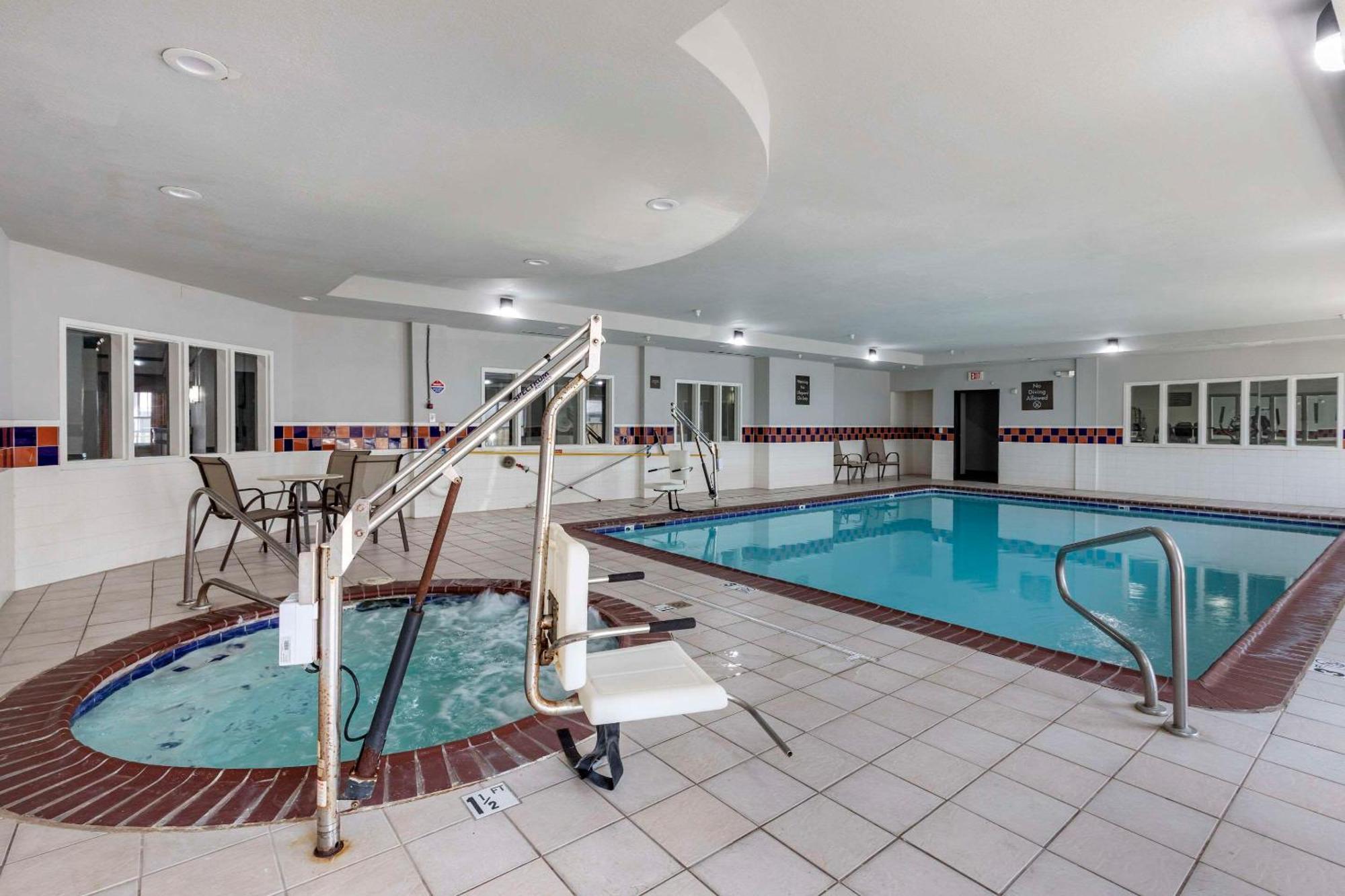 Quality Inn & Suites I-35 E-Walnut Hill Dallas Esterno foto