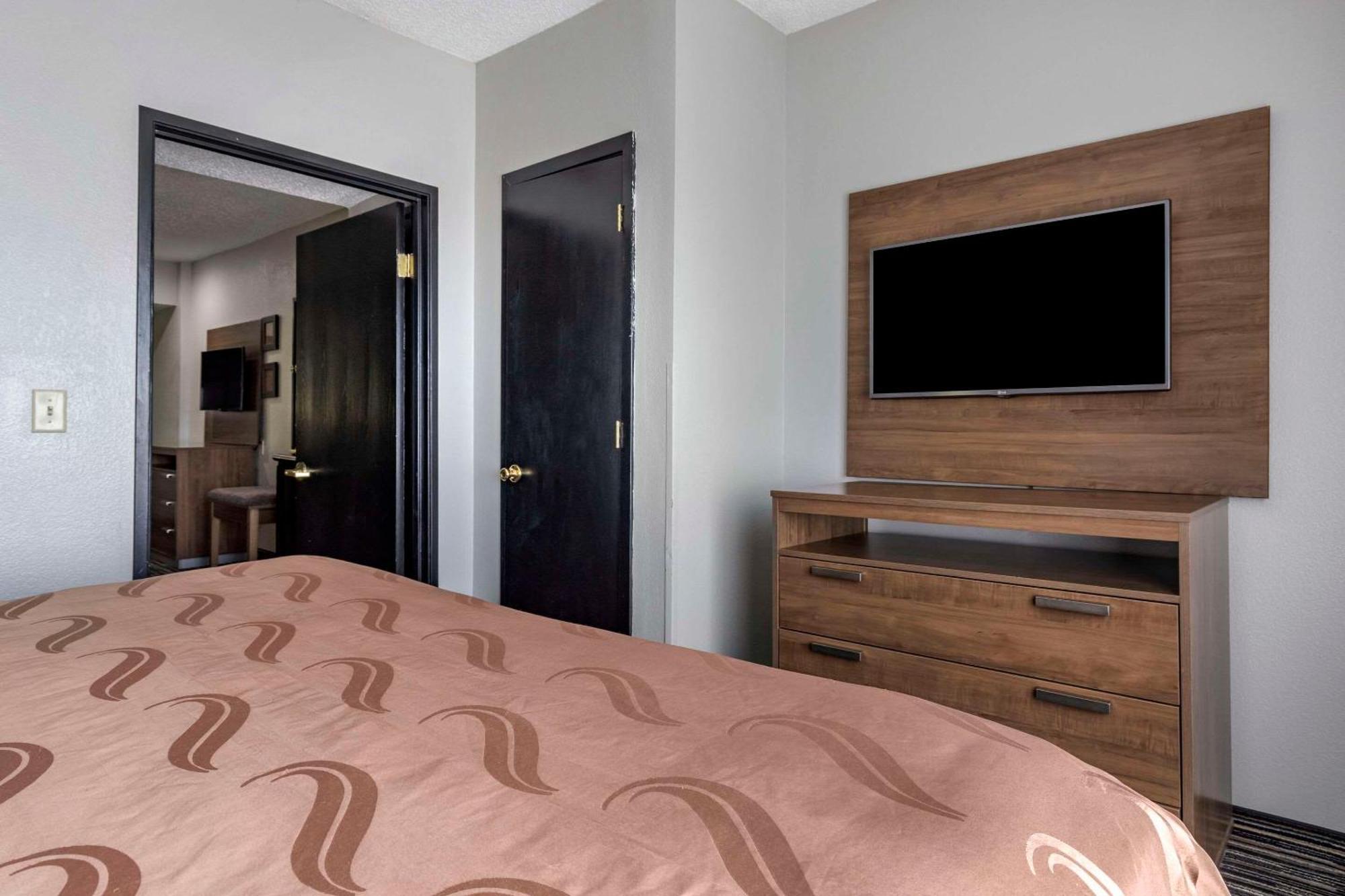 Quality Inn & Suites I-35 E-Walnut Hill Dallas Esterno foto