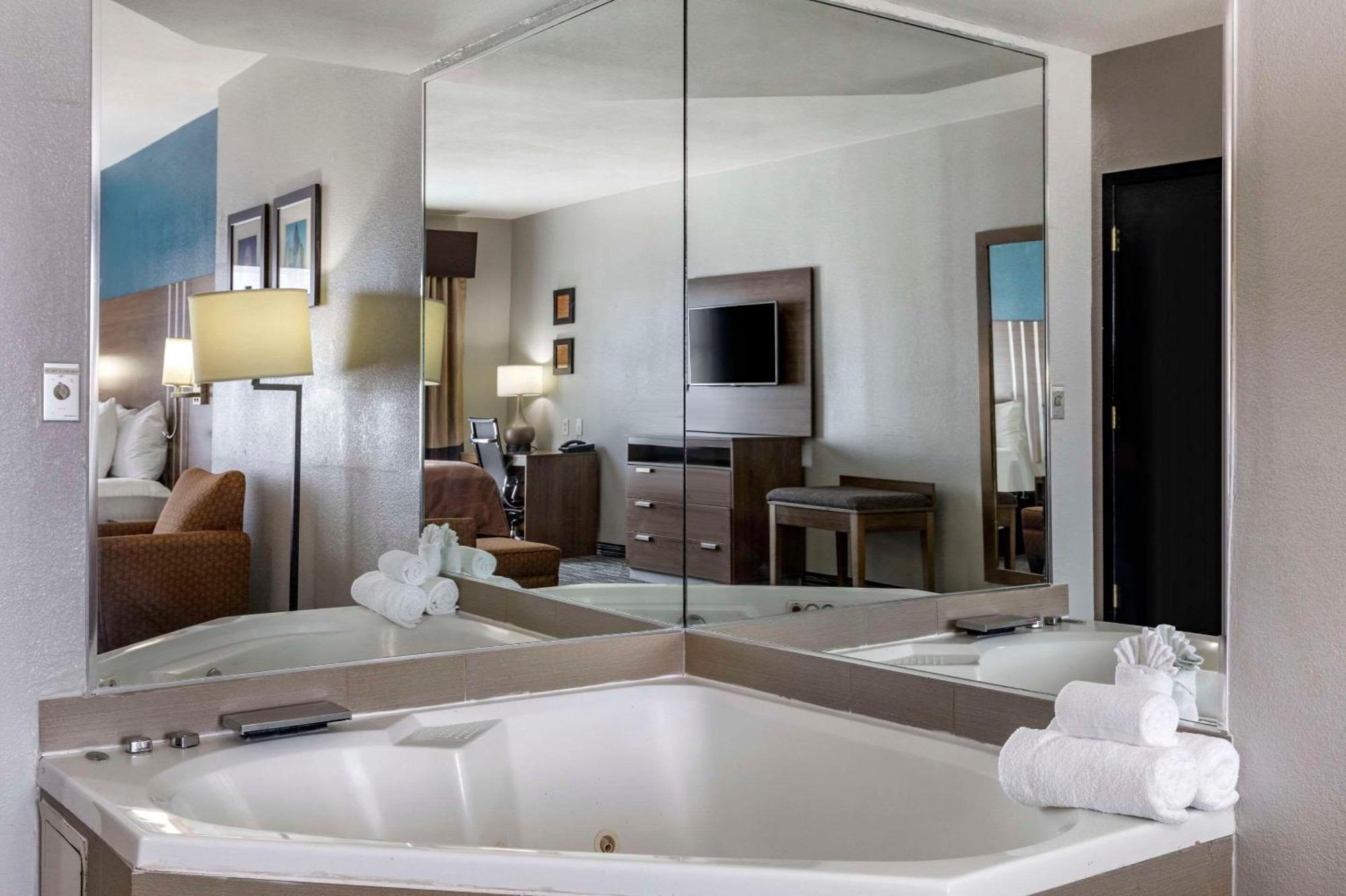 Quality Inn & Suites I-35 E-Walnut Hill Dallas Esterno foto