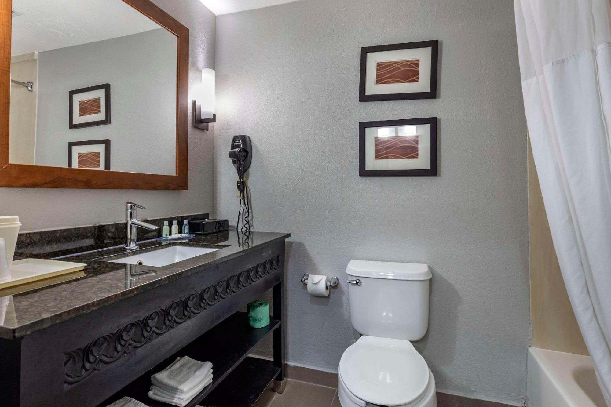 Quality Inn & Suites I-35 E-Walnut Hill Dallas Esterno foto
