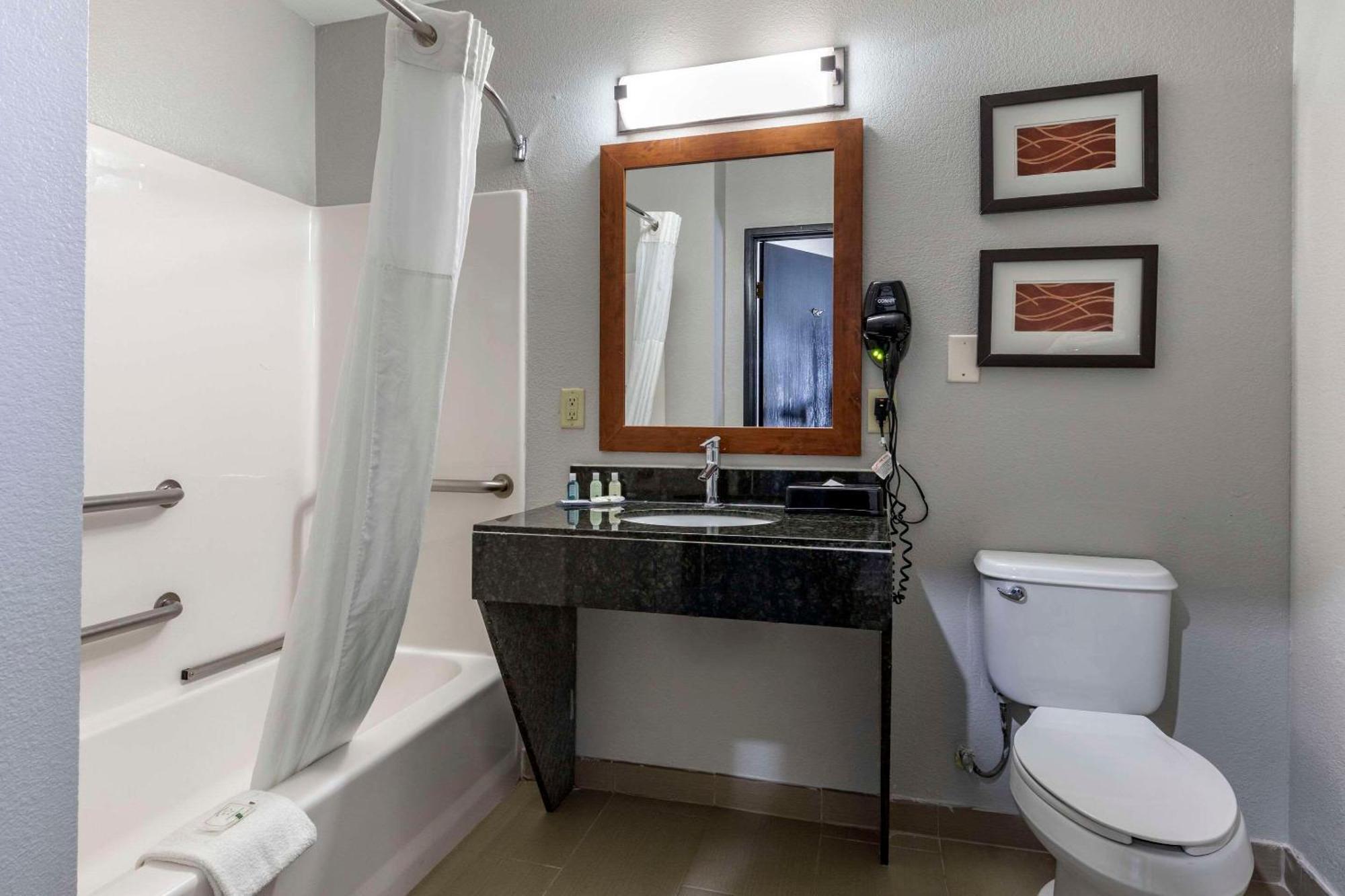 Quality Inn & Suites I-35 E-Walnut Hill Dallas Esterno foto