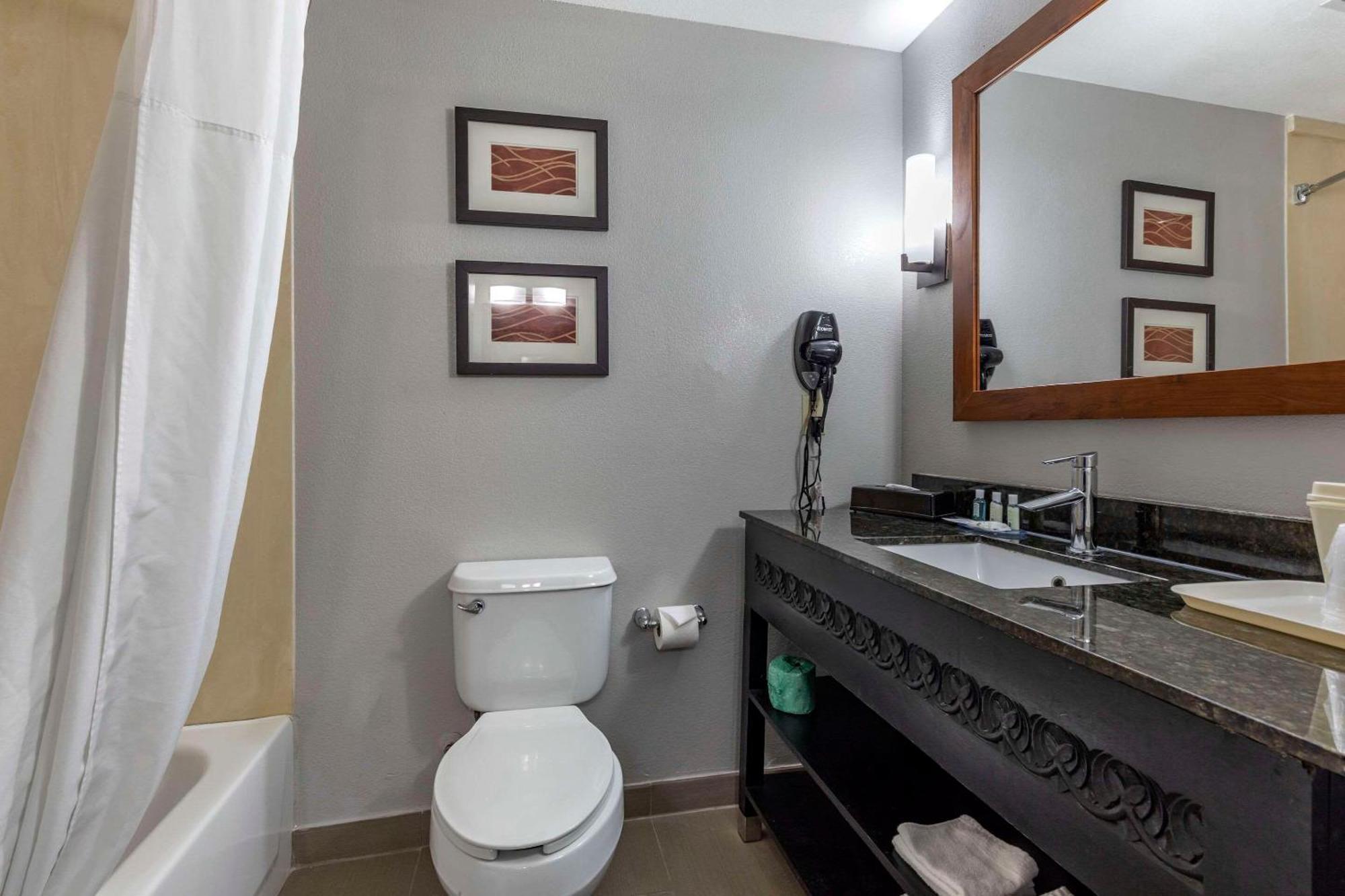 Quality Inn & Suites I-35 E-Walnut Hill Dallas Esterno foto
