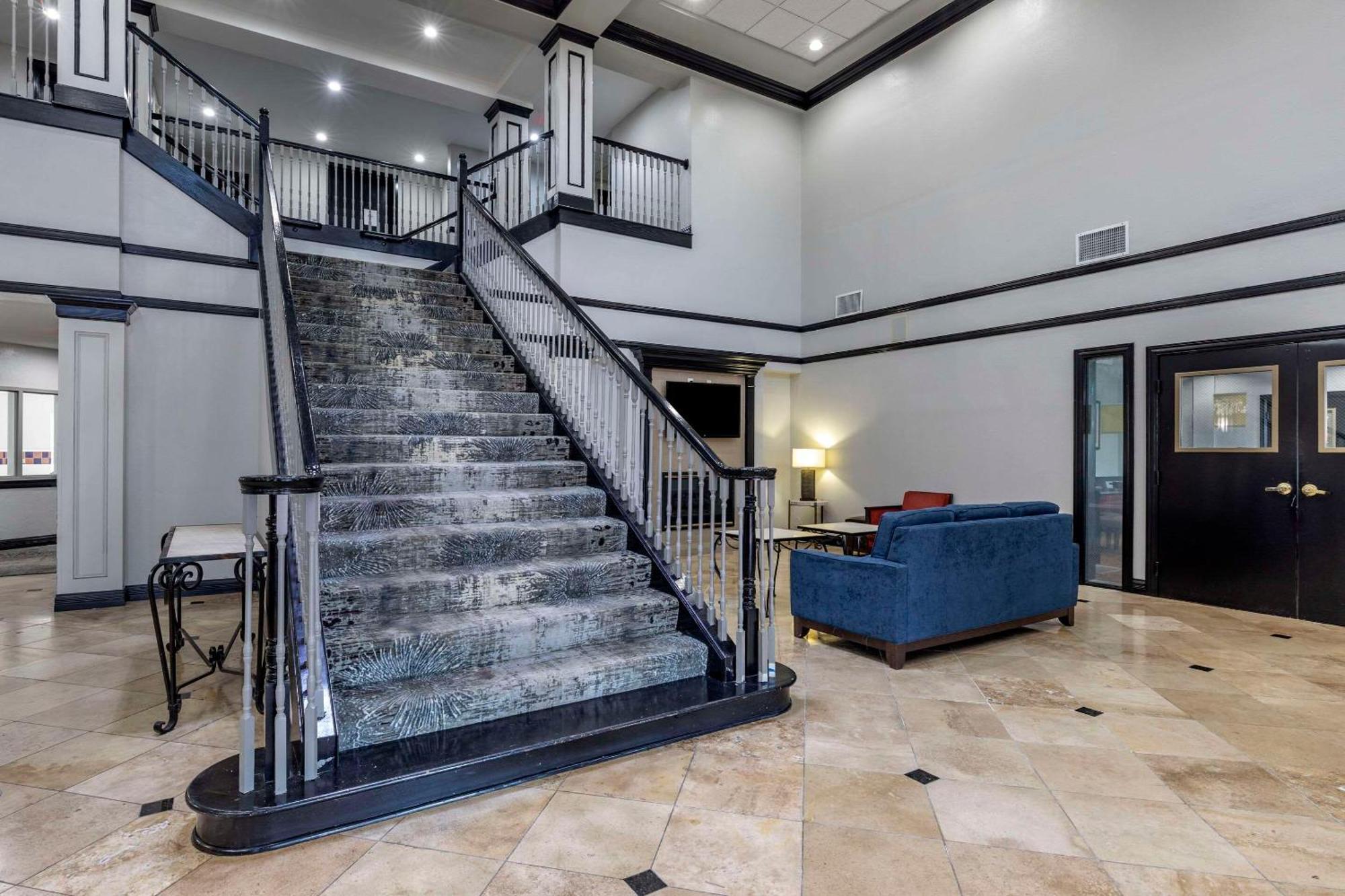 Quality Inn & Suites I-35 E-Walnut Hill Dallas Esterno foto