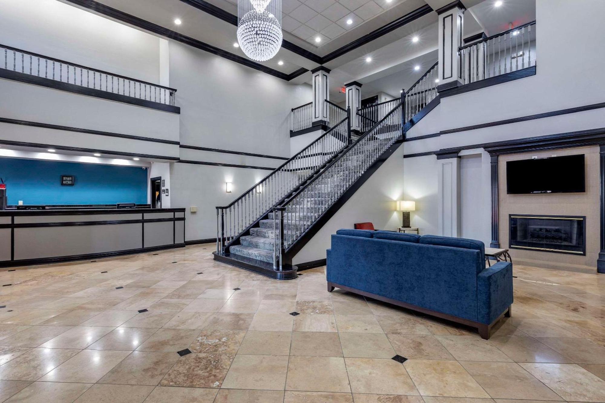Quality Inn & Suites I-35 E-Walnut Hill Dallas Esterno foto